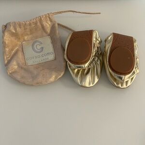 Rare, Corso Como foldable leather gold ballet flats & pouch. Brand new. Size 7.